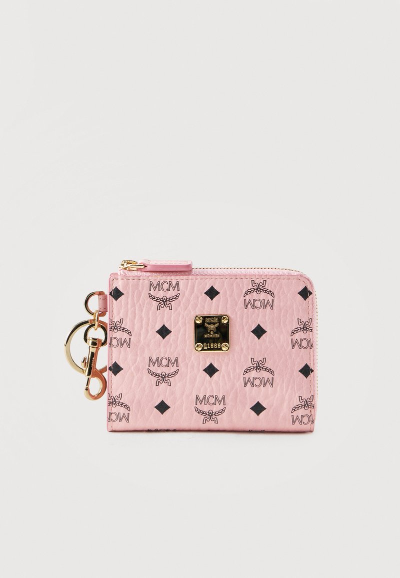 Ροζ πορτοφόλι από υφή δέρματος με μαύρα λογότυπα MCM, διακοσμητικά μοτίβα διαμαντιών, χρυστό φερμουάρ και προσαρτημένο χρυσό γαντζάκι για κλειδιά.