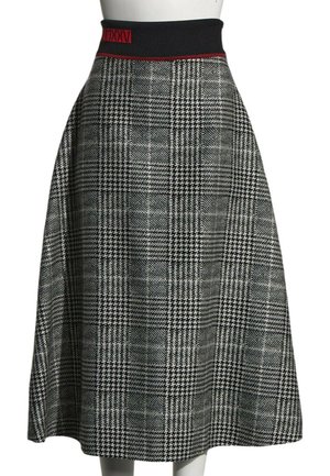 Jupe midi à taille haute à carreaux pied-de-poule noir et blanc avec une ceinture élastique noire ornée d'un détail en chiffres romains rouges.
