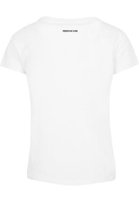 Valkoinen lyhythihainen T-paita, joka on valmistettu puuvillasta ja jossa on pyöreä kaula-aukko. Takana kauluksen lähellä on pieni musta logo, jossa lukee "MERCH•DE".