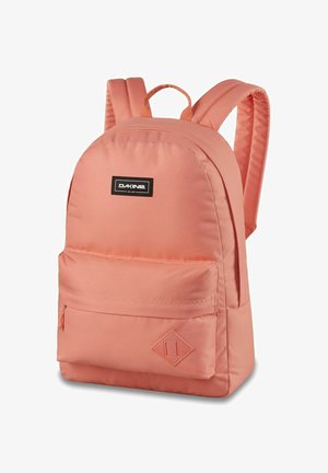 Mochila de color durazno hecha de un tejido duradero, cuenta con correas de hombro acolchadas, un asa superior y un bolsillo frontal con cremallera adornado con un acento de diamante.