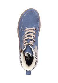 Niebieskie skórzane botki za kostkę z beżowymi sznurówkami, futrzanym wykończeniem i dekoracyjnym przeszyciem. Posiadają ukryty zamek błyskawiczny z boku dla łatwego zakładania oraz teksturowaną podeszwę.