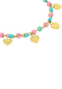 Goldfarbener Armband mit rosa und blauen Perlen, ausgestattet mit drei herzförmigen Anhängern. Gedrehte Kettenstruktur mit glänzender Oberfläche.