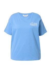 Lichtblauw katoenen T-shirt met ronde hals, korte mouwen en een klein wit bedrukte ontwerp op de linker borst. Rechte zoom.