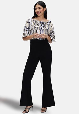 DROP SHOULDER - Jumpsuit - green wavy stripes   black