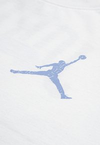 Jordan DISTRESSED COLLIGIATE - Triko s potiskem - white