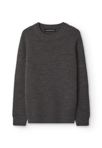 Suéter gris de punto con textura acanalada, cuello redondo y mangas largas. Presenta una etiqueta en el cuello.