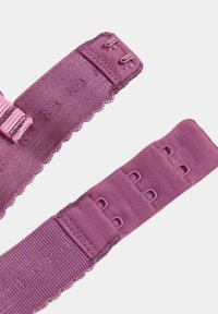 Fioletowy przedłużacz do biustonosza z falistymi krawędziami, wyposażony w dwa rzędy haczyków po jednej stronie i trzy rzędy oczek po drugiej.