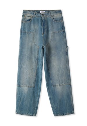 Pantaloni cargo in denim azzurro chiaro con una vestibilità rilassata, tasche frontali e laterali, e dettagli di cucitura. Texture leggermente sbiadita con un design a gamba dritta.