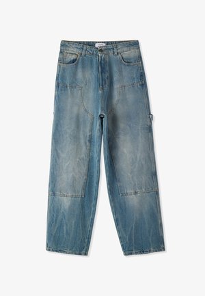 Pantaloni cargo in denim azzurro chiaro con una vestibilità rilassata, tasche frontali e laterali, e dettagli di cucitura. Texture leggermente sbiadita con un design a gamba dritta.
