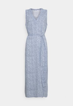Vestido cruzado sin mangas de color azul claro con pequeño estampado de lunares azul oscuro y escote en V, atado en la cintura con un cinturón de tela a juego.