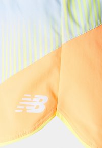 Lätta löp shorts med ett blått och gult randigt mönster, orange panel och vitt logotyp på nedre fållen. Slät yta.