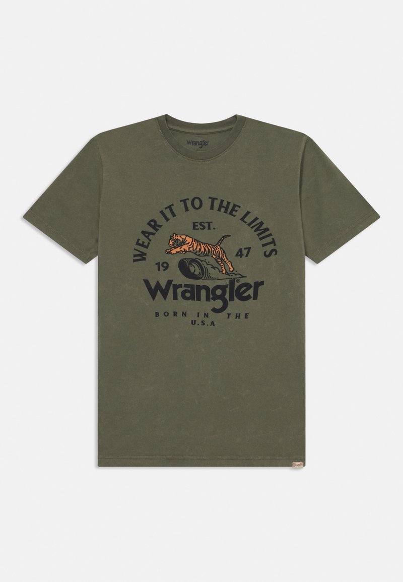 Oliven grønn bomulls t-skjorte med grafisk trykk av en tiger og tekst i svart. Korte ermer, rund halsdesign og en liten etikett på sømmen.