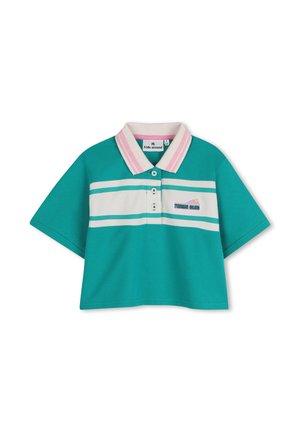 Turkusowa krótka koszulka polo z białym kołnierzykiem w różowe paski, białymi poziomymi paskami, trzema guzikami i naszywką "Tennis Club" na piersi.
