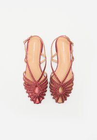 Rote metallische Slingback-Sandalen mit aufwendigen geflochtenen Details, einem offenen Zehendesign und einem Schnallenverschluss für einen sicheren Halt.