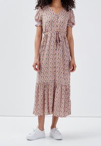 Vestido midi con estampado floral en rosa, con mangas abullonadas, escote en V y cintura ajustable con cordón. Presenta una falda en capas y un ajuste relajado.