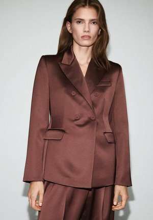 Blazer marrón de satén de doble botonadura con solapas, bolsillos frontales y un corte entallado. Textura suave y detalles de diseño minimalistas.