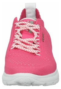 Baskets de sport roses avec une tige en tricot texturé, des lacets élastiques et une semelle en caoutchouc blanc dotée d'un design de semelle à motifs.