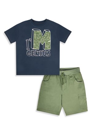 Granatowy T-shirt z krótkim rękawem z napisem „I'm Genius” i grafikami o tematyce naukowej, w zestawie z oliwkowo-zielonymi szortami z trokami i kieszeniami.