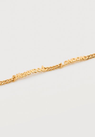 Βραχιόλι αλυσίδας από μέταλλο με χρυσή απόχρωση που διαθέτει διασυνδεδεμένα γράμματα που σχηματίζουν τις λέξεις "Westwood" και "London". Ομαλή υφή με γυαλιστερό φινίρισμα.