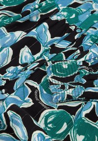 Stoff mit Blumenmuster, der blaue und grüne Blumen auf schwarzem Hintergrund zeigt, mit einer strukturierten Oberfläche und gerafftem elastischen Detail.