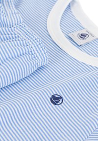 Μπλουζάκι από βαμβάκι με μπλε και λευκές ρίγες, λευκή επένδυση και ναυτι κό μπλε λογότυπο στο αριστερό μέρος. Μαλακή υφή, casual σχέδιο, κοντά μανίκια.