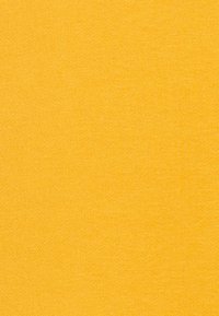 Tejido textil de color amarillo brillante, con una textura lisa y un acabado uniforme, sin patrones visibles ni herrajes.