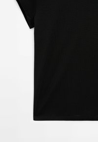 Sort kortærmet ribstrikket T-shirt vist forfra med synligt ærme og nederste kant på en hvid baggrund.