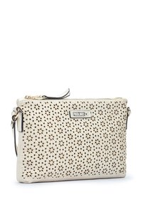 Cartera de mano blanca de cuero perforado con patrón floral geométrico, herrajes dorados y correa de hombro detachable. Cuenta con cierre de cremallera.