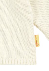Maglione lavorato a maglia color crema con orlo a coste, che presenta un motivo testurizzato. Dotato di un'etichetta gialla sul lato con testo rosso.