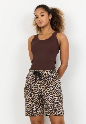 Braunes, geripptes Tanktop mit gewellten Kanten, kombiniert mit beigen Shorts mit einem schwarzen Leopardenmuster. Shorts mit Kordelzug am Bund.