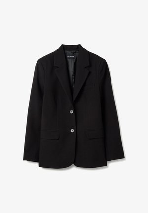 Schwarzer, einreihiger Blazer mit Kerbkragen, zwei vorderen Pattentaschen, einer Brusttasche und zwei sichtbaren Knöpfen, präsentiert auf weißem Hintergrund.