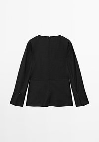 Svart långärmad blus, texturerad tyg, rundad halsringning, dragkedja i ryggen, lätt utsvängd nederkant, knappdetalj på ärmarna.