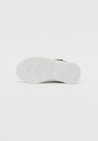 Suela de zapato en goma blanca con un patrón de agarre texturizado, con forma redondeada y bordes suaves. Sin marcas ni acentos visibles.