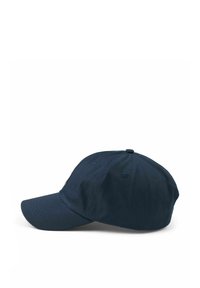 Casquette de baseball bleu marine avec visière courbée, coutures visibles et œillets d'aération, vue de côté sur fond blanc.