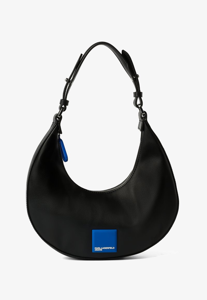 Fekete bőr hobo táska íves sziluettel, kék négyzet alakú logó díszítéssel és levehető vállpánttal rendelkezik. Sima felület.