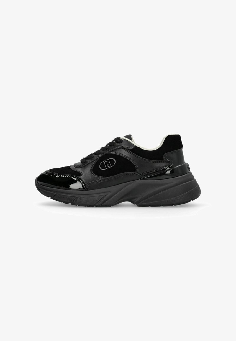 Μαύρο χαμηλό sneaker με παχιά σόλα, κορδόνια μπροστά, συνδυασμός δέρματος και σουέτ και μικρό λογότυπο στην πλαϊνή επιφάνεια.