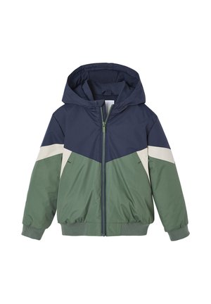 Kinder-Hoodie-Jacke mit einer vorderen Reißverschluss, oberer Teil in Marineblau, unterer Teil in Grün und weißen diagonalen Streifen an den Ärmeln.