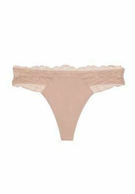 Perizoma da donna beige con bordo in pizzo, bordi smerlati e pannello frontale liscio.