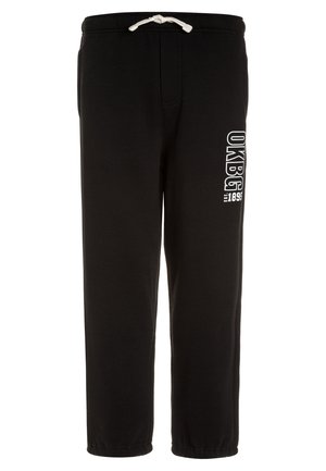 Pantalones deportivos negros con cordón blanco, puños elásticos y texto vertical blanco "OKBG EST 1895" en una pierna.