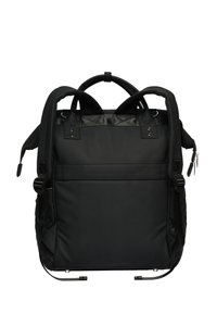 Zaino nero realizzato in materiale resistente, con spallacci imbottiti, dettagli testurizzati, numerosi scomparti e chiusura con zip liscia.