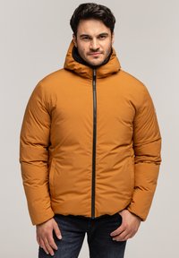 Brązowa kurtka puchowa z odpinanym kapturem, zamkiem błyskawicznym z przodu i bocznymi kieszeniami. Pikowana tekstura i elastyczne mankiety dla dodatkowej izolacji.