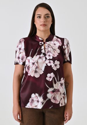 Blusa a maniche corte in satin bordeaux scuro con un motivo floreale in rosa chiaro e crema, dotata di scollatura a chiave e colletto arrotondato.