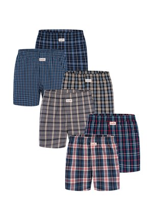 Seks par herre ternede boxershorts i forskellige blå, sorte, grå og røde farvemønstre arrangeret i et lagdelt, forskudt layout.