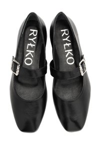 Zapatos Mary Jane de cuero negro con puntera afilada, correa y detalle de hebilla en tono plateado. Textura suave; Marca RYŁKO en el interior.