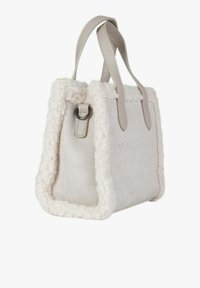 Piccola borsa bianca con rifiniture in morbido peluche, forma rettangolare, doppio manico superiore e dettaglio con anello d'argento su un lato.