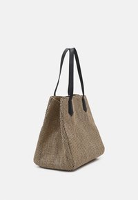 Sac fourre-tout marron et noir à motifs géométriques, de forme effilée, avec des anses en cuir noir. Matériau texturé avec une base structurée.