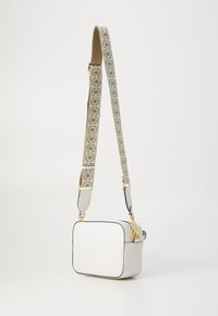 Borsa rettangolare in pelle grigia chiara con dettagli bianchi, dotata di una tracolla regolabile con motivo e di dettagli in oro.