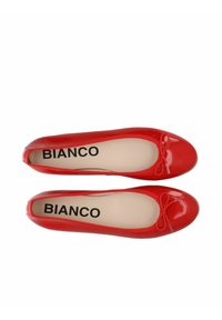 Červené lakované baletky s kulatou špičkou, s malou mašlí na přední části a béžovou stélkou s logem "BIANCO".