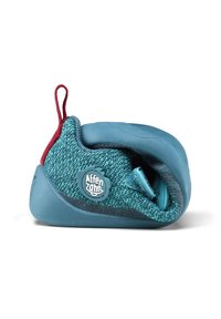 Zapato de escalada con un diseño texturizado en turquesa y rojo, que presenta una tapa de goma en la puntera, una correa de Velcro y un logo circular en el lateral.