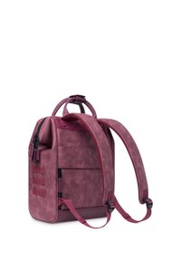 Zaino bordeaux con una finitura liscia e testurizzata; presenta spallacci imbottiti e una tasca frontale con zip e dettagli in evidenza.